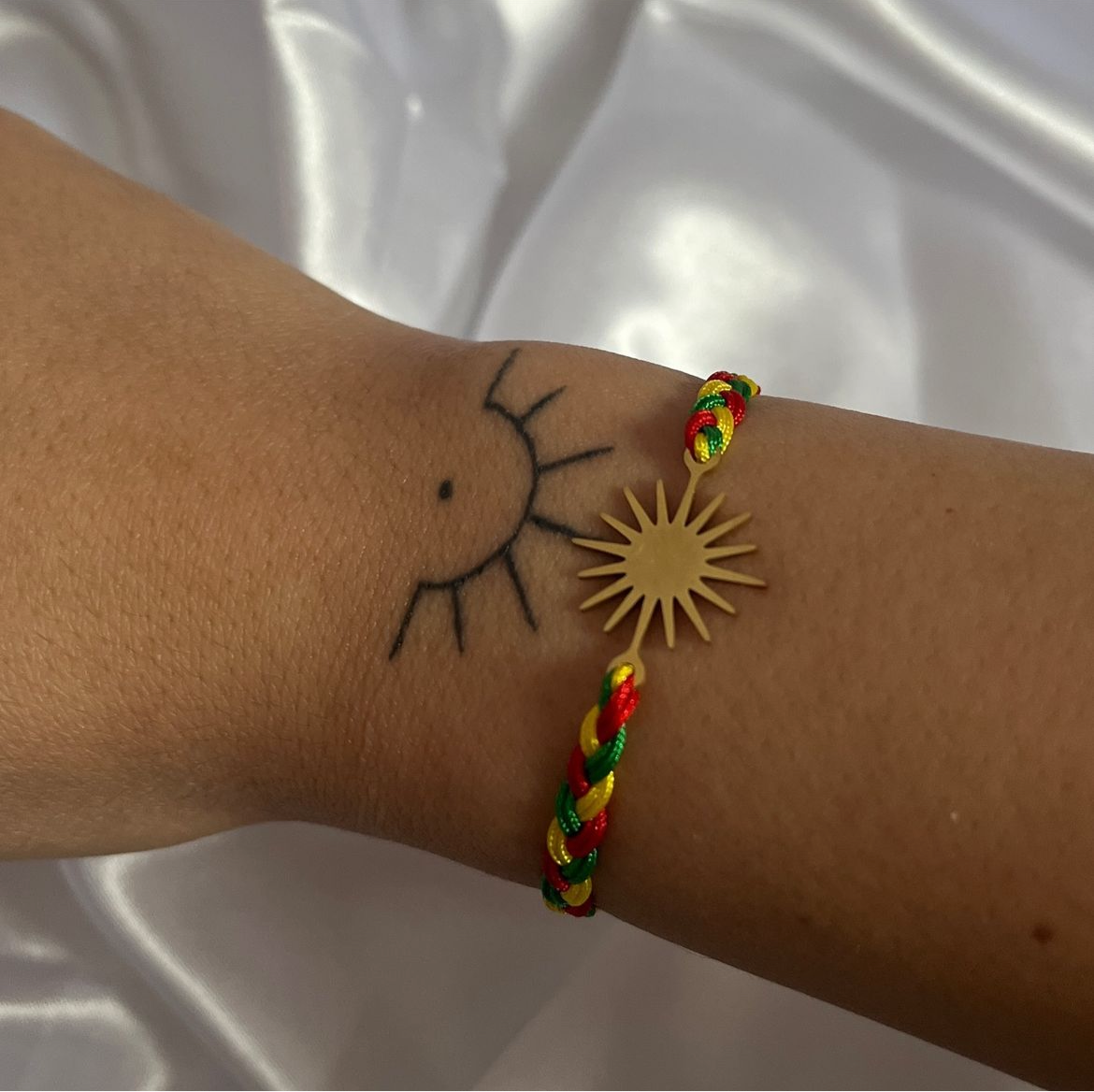 geflochtenes Sonnenarmband in Gold