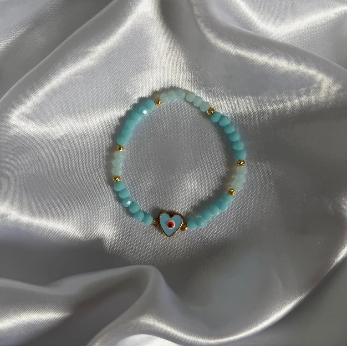 Kristallarmband in Hellblau mit einem Nazar-Herz Detail