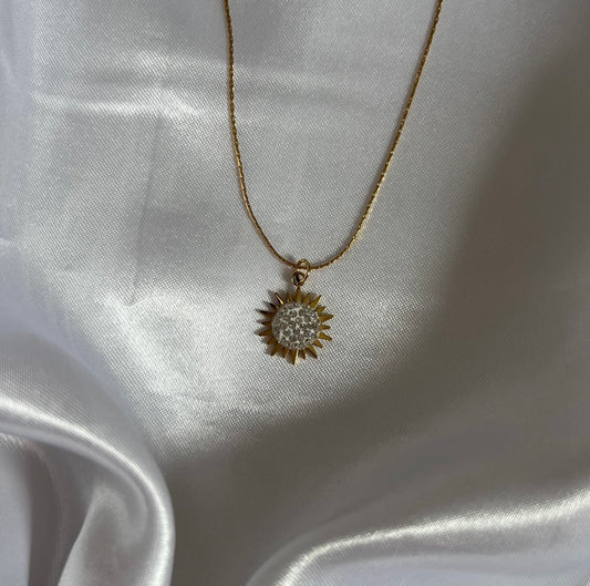 minimalistische Roj Halskette mit Kristallsteinen