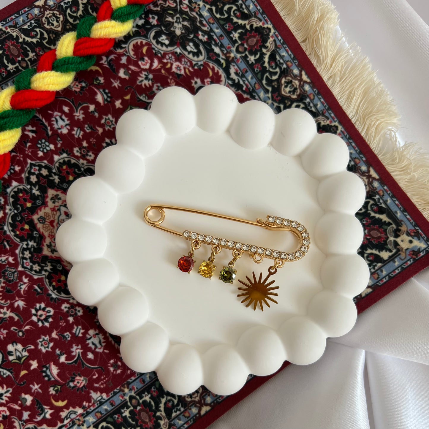 Stecknadel mit Kesk û Sor û Zer Roj