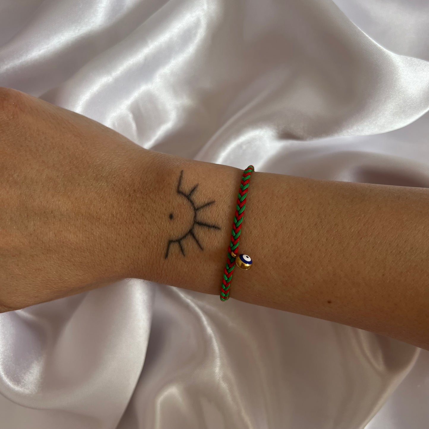 Fischgrätenarmband in Kesk û Sor mit Nazardetail