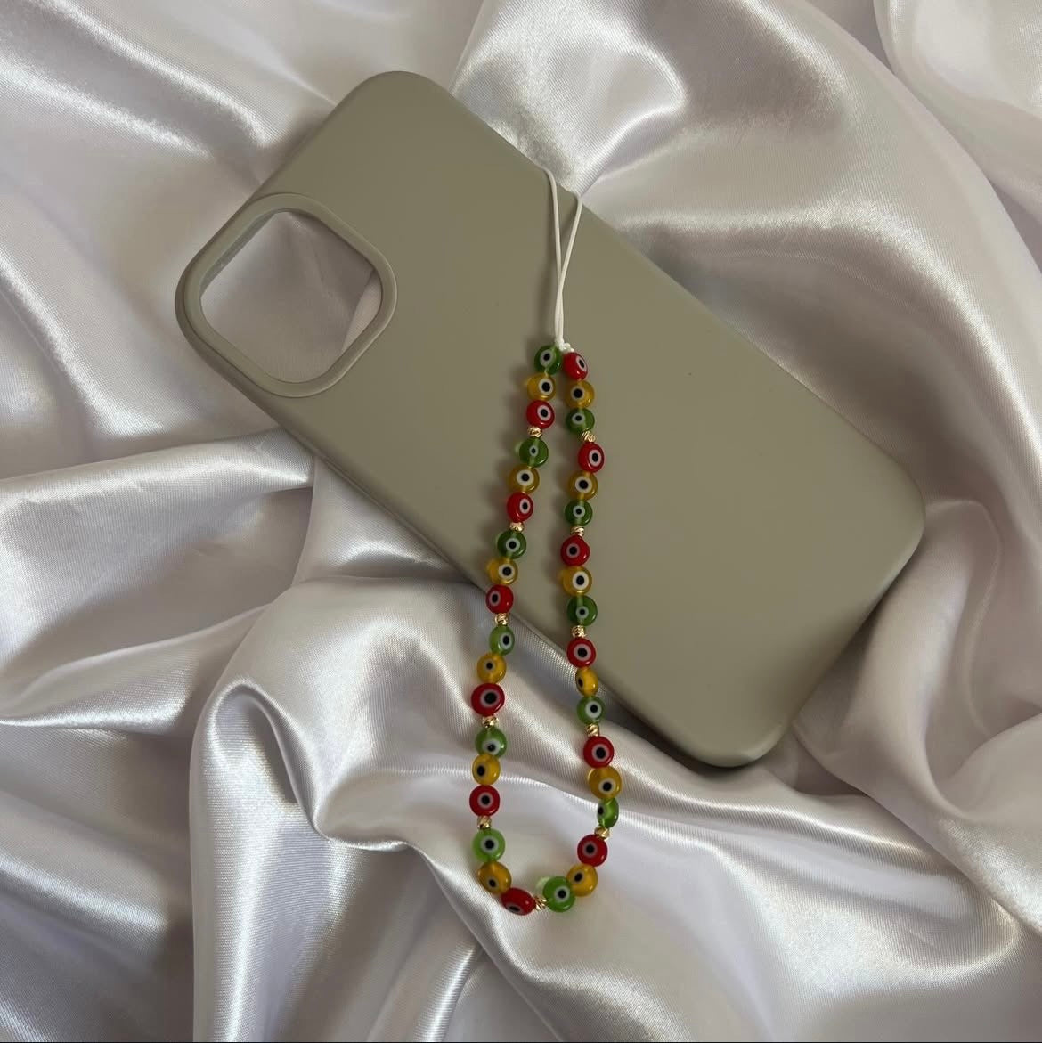 Handykette in Kesk û Sor û Zer mit Nazarperlen