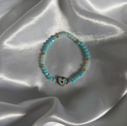 Kristallarmband in Hellblau mit einem Nazar-Herz Detail